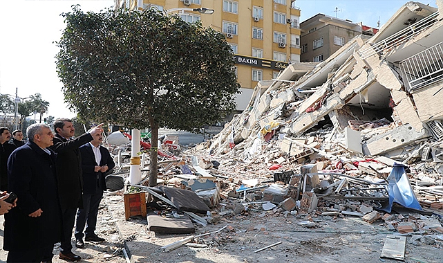 Şanlıurfa'da yıkılan binaların enkazı kaldırılmaya başlandı