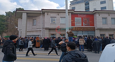 Şanlıurfa'da banka önündeki kuyruğun sonu görünmedi