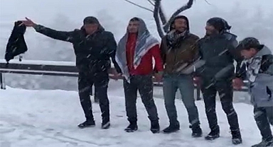 Şanlıurfalılar kar yağışını halay çekerek kutladı