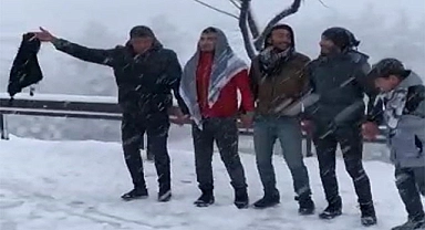Şanlıurfalılar kar yağışını halay çekerek kutladı
