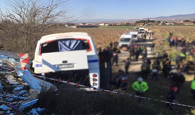 Şarampole düşen işçi servisinde can pazarı yaşandı