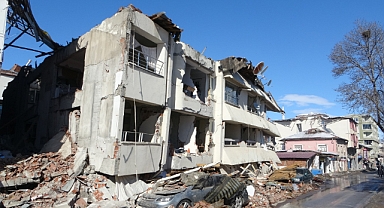 Suriye’de depremde can kaybı 5 bin 814’e yükseldi