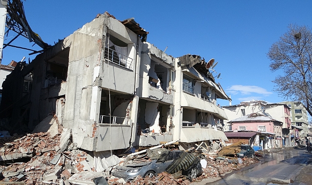 Suriye’de depremde can kaybı 5 bin 814’e yükseldi