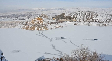 Tercan Baraj Gölü dondu