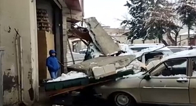 Urfa'da çöken tentenenin altında kalan araçlar hasar gördü