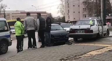 3 aracın karıştığı zincirleme kazada 1 kişi yaralandı