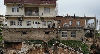 3 odalı mağaranın üzerine 3 kat bina yapıldı