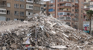 9 katlı binanın yıkılma anı kameraya yansıdı