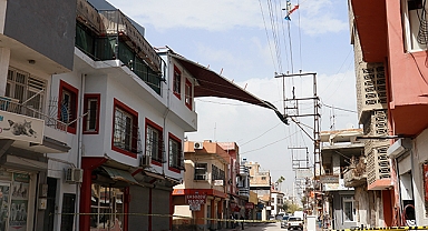 Adana’da fırtına çatıları uçurdu
