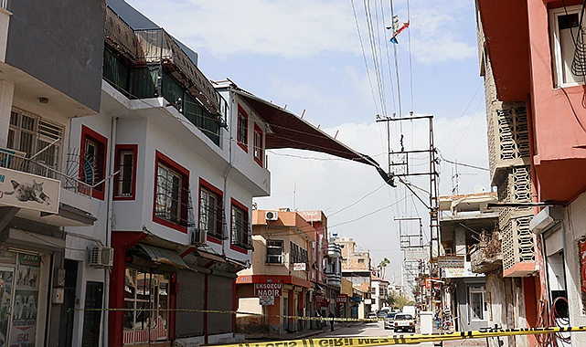 Adana’da fırtına çatıları uçurdu