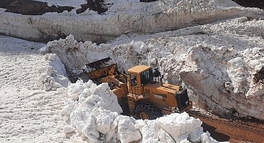 Batman'da açılan yolda kar kütlesi iş makinesi boyunu geçti