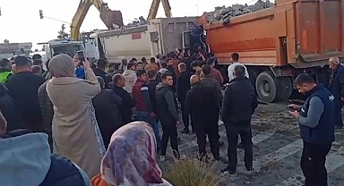 Deprem hafriyatı taşıyan kamyon kazaya neden oldu: 6 yaralı