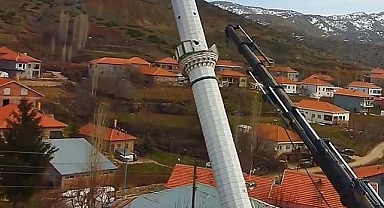 Depremde hasar alan cami minaresi yıkıldı