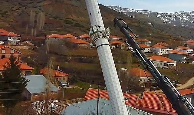 Depremde hasar alan cami minaresi yıkıldı