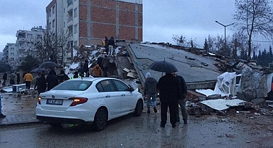 Depremzede baba kayıp oğlunu arıyor