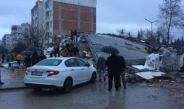 Depremzede baba kayıp oğlunu arıyor