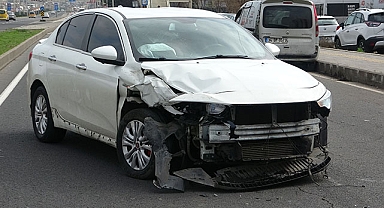 Diyarbakır’da araçlar çarpıştı, sürücüler burunları bile kanamadı
