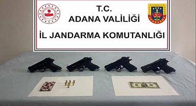 Durdurulan bir araçta ruhsatsız tabancalar ele geçirildi