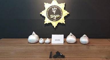 Durdurulan otomobilde silah ve uyuşturucu çıktı: 2 gözaltı