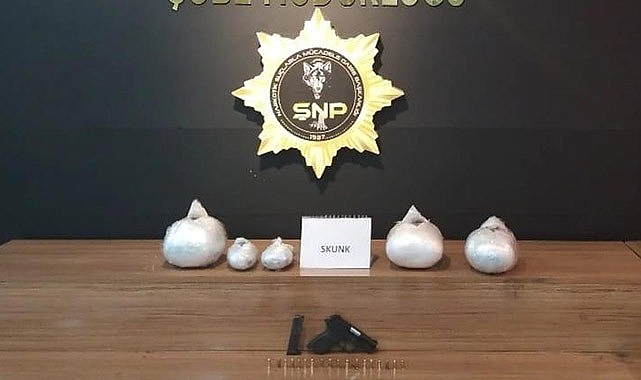 Durdurulan otomobilde silah ve uyuşturucu çıktı: 2 gözaltı