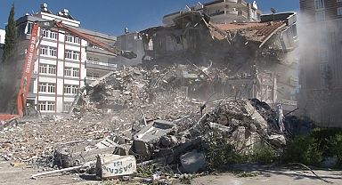 Enkaz altındaki kediler kurtarıldı