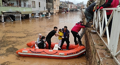 Evlerinde mahsur kalanlar botlarla kurtarıldı