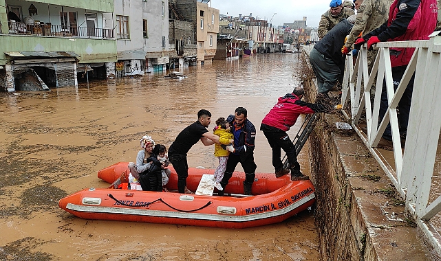 Evlerinde mahsur kalanlar botlarla kurtarıldı