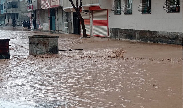 Eyyübiye'de cadde ve sokaklarda sel yükseliyor