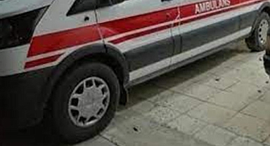 Hafif ticari araç ağaca, ardından direğe çarptı: 1'i ağır 4 yaralı