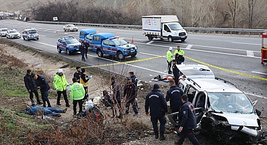 Hafif ticari araç bariyerlere çarptı: 2 ölü, 3 yaralı