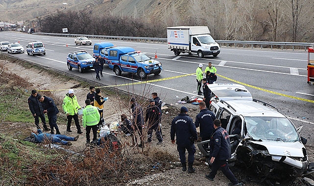 Hafif ticari araç bariyerlere çarptı: 2 ölü, 3 yaralı