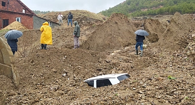 Heyelan 1 iş makinesi ve otomobili yuttu