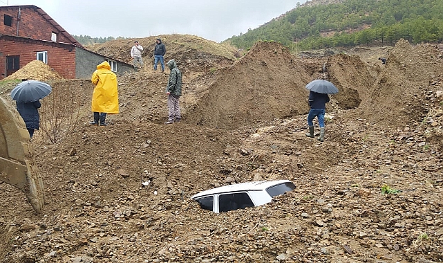 Heyelan 1 iş makinesi ve otomobili yuttu