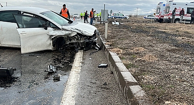 İşçileri taşıyan kamyonet ile otomobil çarpıştı: 9 yaralı