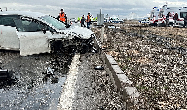 İşçileri taşıyan kamyonet ile otomobil çarpıştı: 9 yaralı