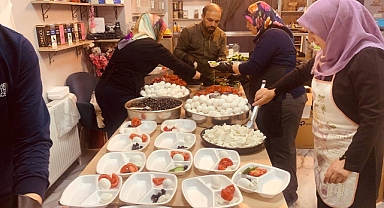 Kadınlardan depremzedeler için yemek yaptı