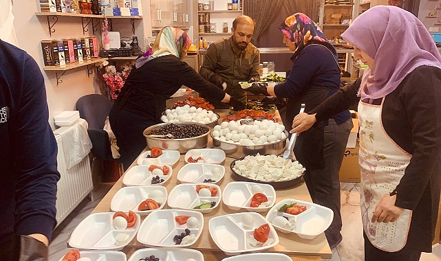 Kadınlardan depremzedeler için yemek yaptı