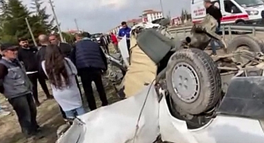 Kaza yapan otomobil parçalandı: 1 ölü, 1 yaralı