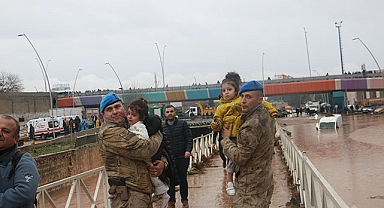 Mahsur kalanlar askerlerin kurduğu demir köprüyle kurtarıldı