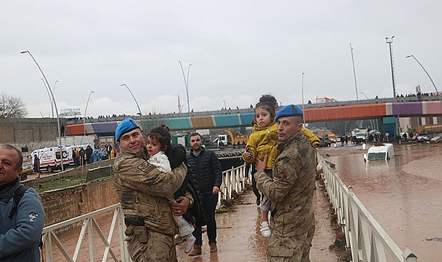 Mahsur kalanlar askerlerin kurduğu demir köprüyle kurtarıldı