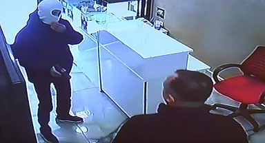 Maskeli ve silahlı soyguncu sert kayaya çarptı