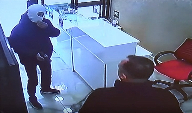 Maskeli ve silahlı soyguncu sert kayaya çarptı