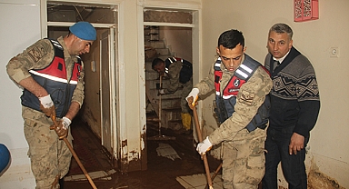 Mehmetçik selzedelerin evlerindeki balçığı temizliyor