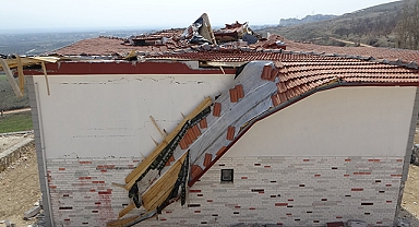 Milyonluk ev kağıt gibi dağıldı