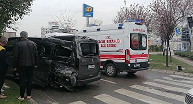 Minibüs ile kamyon çarpıştı: 1’i ağır, 4 yaralı