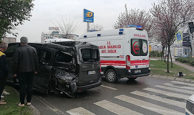 Minibüs ile kamyon çarpıştı: 1’i ağır, 4 yaralı