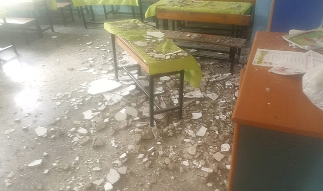 Öğrenciler ders yaptığı sırada tavan sıvası düştü