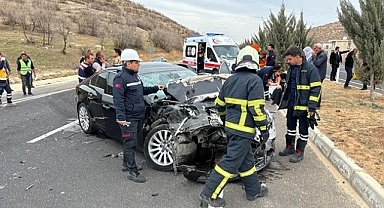 Otomobil servis aracına çarptı: 6 yaralı