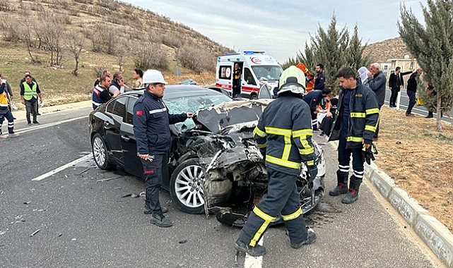 Otomobil servis aracına çarptı: 6 yaralı