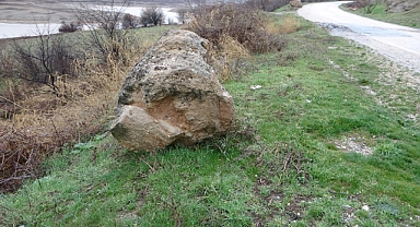 Sağanak heyelana neden oldu, yamaçlardan dev kayalar yola düştü